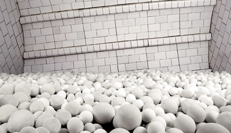 alumina grinding balls and bricks in ball mill.jpg